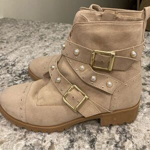 🦋 Pearls/Gold Grommets Tan Boots Booties Size 7!!
